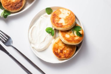 Ev yapımı süzme peynirli krep ve sos. 