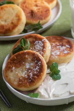 Ev yapımı süzme peynirli krep ve sos. 