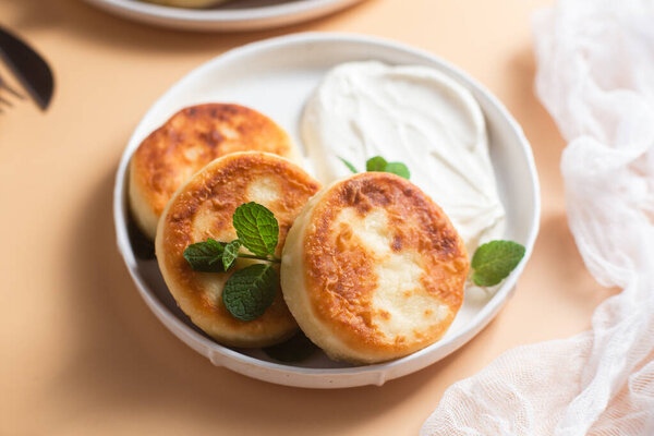 Домашние творожные блинчики с соусом 