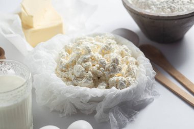 Pişirme İçindekiler: Süzme Peynir, un, Süt, Yumurta ve Tereyağı