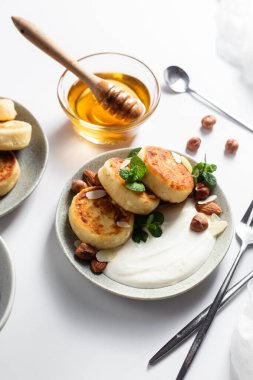  Syrniki: Süzme Peynirli Krepler