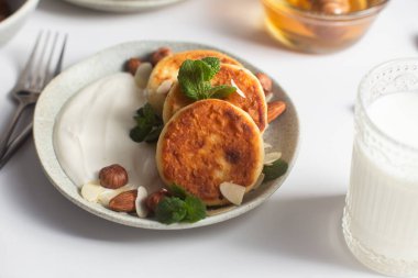  Syrniki: Süzme Peynirli Krepler