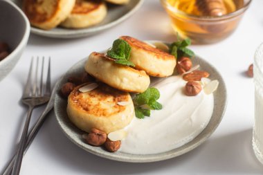  Syrniki: Süzme Peynirli Krepler