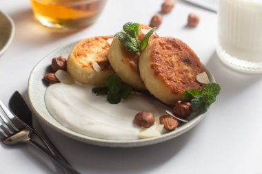  Syrniki: Süzme Peynirli Krepler