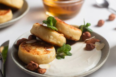  Syrniki: Süzme Peynirli Krepler