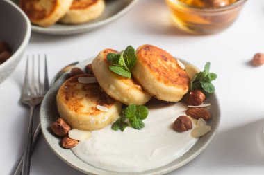  Syrniki: Süzme Peynirli Krepler