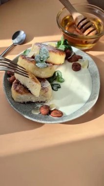  Syrniki: Tabakta süzme peynirli krep