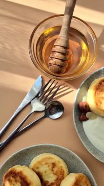  Syrniki: Tabakta süzme peynirli krep