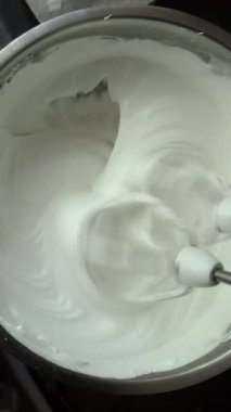 Krema hazırlanıyor. Kavanozda yumurta çırpıcı beyazı.