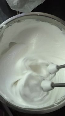 Krema hazırlanıyor. Kavanozda yumurta çırpıcı beyazı.