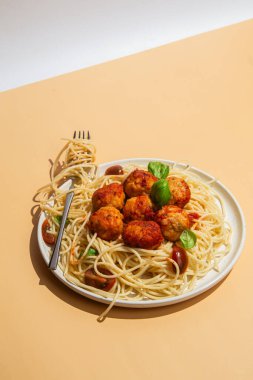 Spagetti ve köfte bir plaka üzerinde