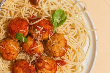 Spagetti ve köfte bir plaka üzerinde