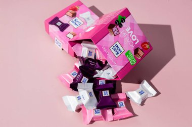 Çikolatalı şekerler Ritter Spor Yoğurt karışımı pembe arka planda. Pankart