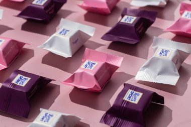 Çikolatalı şekerler Ritter Spor Yoğurt karışımı pembe arka planda. Pankart