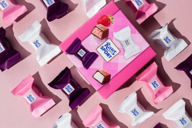 Çikolatalı şekerler Ritter Spor Yoğurt karışımı pembe arka planda. Pankart