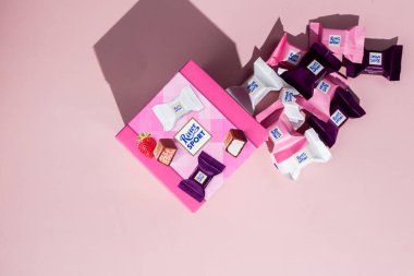 Çikolatalı şekerler Ritter Spor Yoğurt karışımı pembe arka planda. Pankart