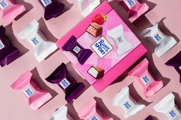Çikolatalı şekerler Ritter Spor Yoğurt karışımı pembe arka planda. Pankart