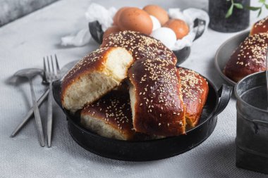 Masadaki tabakta yumurta ve susam tohumlu fırında turtalar. Maya turtaları.