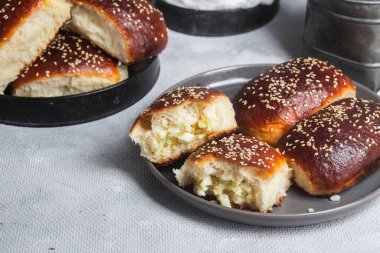 Masadaki tabakta yumurta ve susam tohumlu fırında turtalar. Maya turtaları.