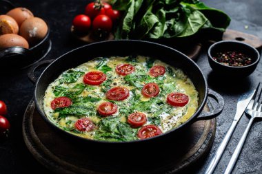 Lezzetli ev yapımı ıspanak ve tavada domates omleti