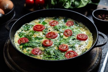 Lezzetli ev yapımı ıspanak ve tavada domates omleti
