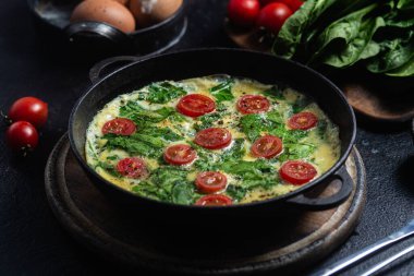 Lezzetli ev yapımı ıspanak ve tavada domates omleti