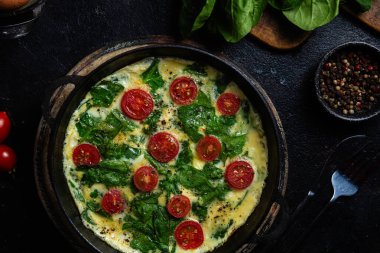 Lezzetli ev yapımı ıspanak ve tavada domates omleti