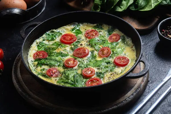 Lezzetli ev yapımı ıspanak ve tavada domates omleti