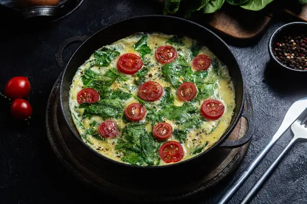 Lezzetli ev yapımı ıspanak ve tavada domates omleti