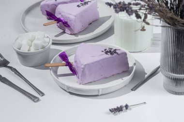 Masadaki beyaz tabakta peynirli kek. Cilalı cheesecake. Tatlı.