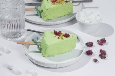 Masadaki beyaz tabakta peynirli kek. Cilalı cheesecake. Tatlı.