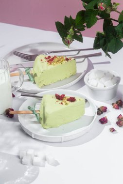 Masadaki beyaz tabakta peynirli kek. Cilalı cheesecake. Tatlı.