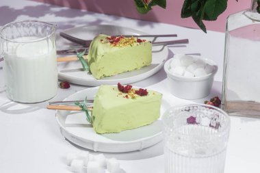 Masadaki beyaz tabakta peynirli kek. Cilalı cheesecake. Tatlı.