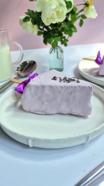 Masadaki beyaz tabakta peynirli kek. Cilalı cheesecake. Tatlı.