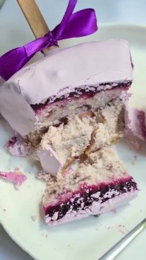 Masadaki beyaz tabakta peynirli kek. Cilalı cheesecake. Tatlı.