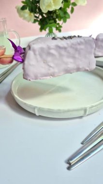 Masadaki beyaz tabakta peynirli kek. Cilalı cheesecake. Tatlı.