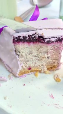 Masadaki beyaz tabakta peynirli kek. Cilalı cheesecake. Tatlı.