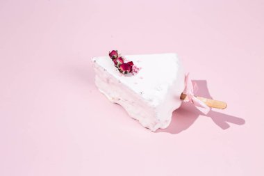 Masadaki beyaz tabakta çubuk üzerinde cheesecake. Cilalı cheesecake. Tatlı.