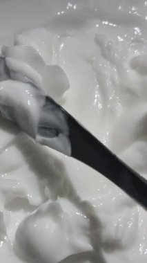 Saç kreminin dokusunu yakından çek.
