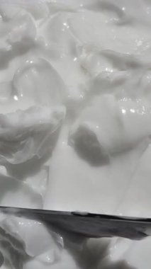 Saç kreminin dokusunu yakından çek.