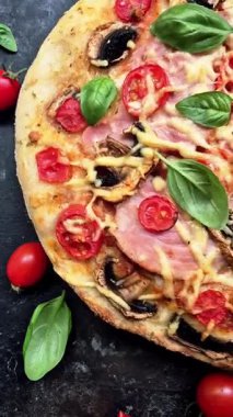 Jambonlu, domatesli ve peynirli iştah açıcı pizza. İnce pizza.