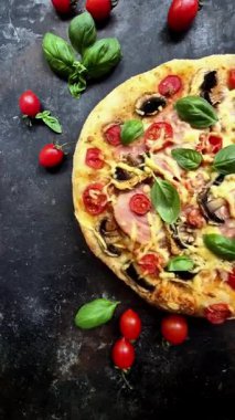 Jambonlu, domatesli ve peynirli iştah açıcı pizza. İnce pizza.