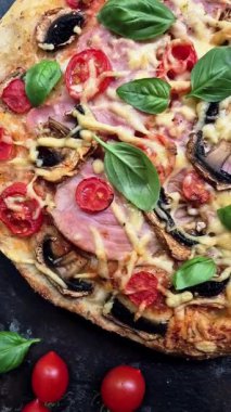 Jambonlu, domatesli ve peynirli iştah açıcı pizza. İnce pizza.