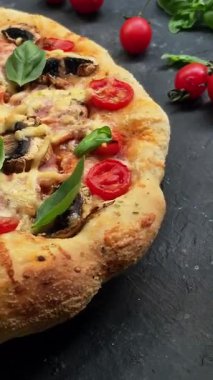 Jambonlu, domatesli ve peynirli iştah açıcı pizza. İnce pizza.