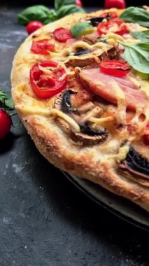 Jambonlu, domatesli ve peynirli iştah açıcı pizza. İnce pizza.