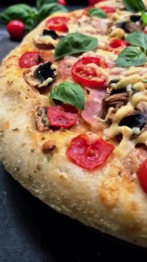 Jambonlu, domatesli ve peynirli iştah açıcı pizza. İnce pizza.