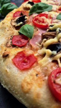 Jambonlu, domatesli ve peynirli iştah açıcı pizza. İnce pizza.