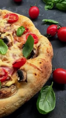 Jambonlu, domatesli ve peynirli iştah açıcı pizza. İnce pizza.