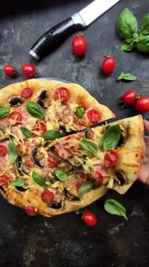 Jambonlu, domatesli ve peynirli iştah açıcı pizza. İnce pizza.