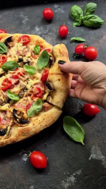 Jambonlu, domatesli ve peynirli iştah açıcı pizza. İnce pizza.